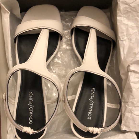 💘 Donald J Pliner White T Strap Kitten heels 9.5 - Picture 9 of 10